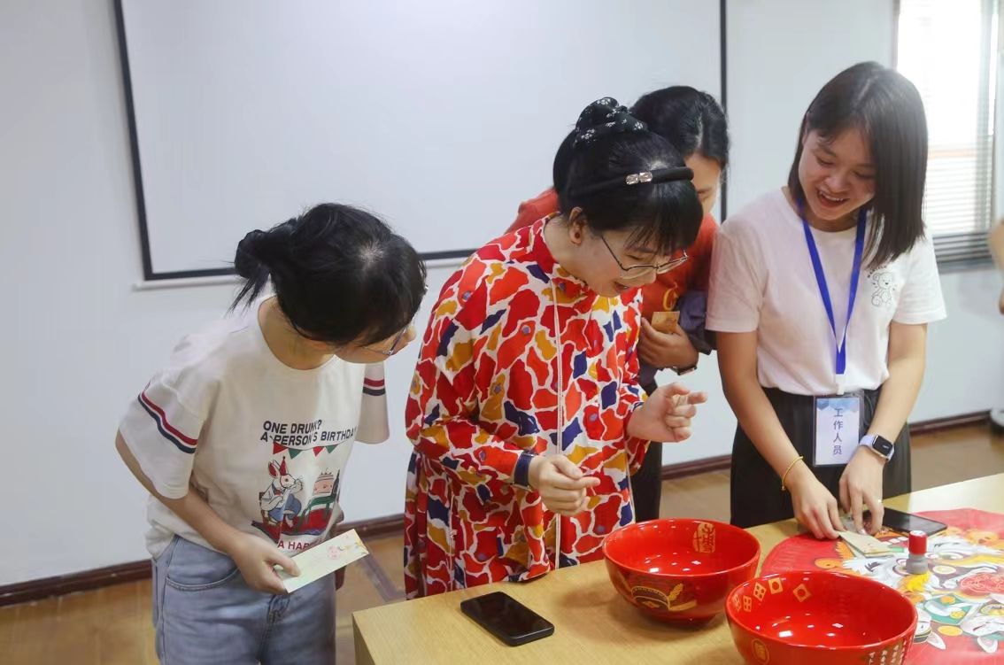 皓月攬中秋 良辰與君游 | 國貿舉辦中秋博餅游園會