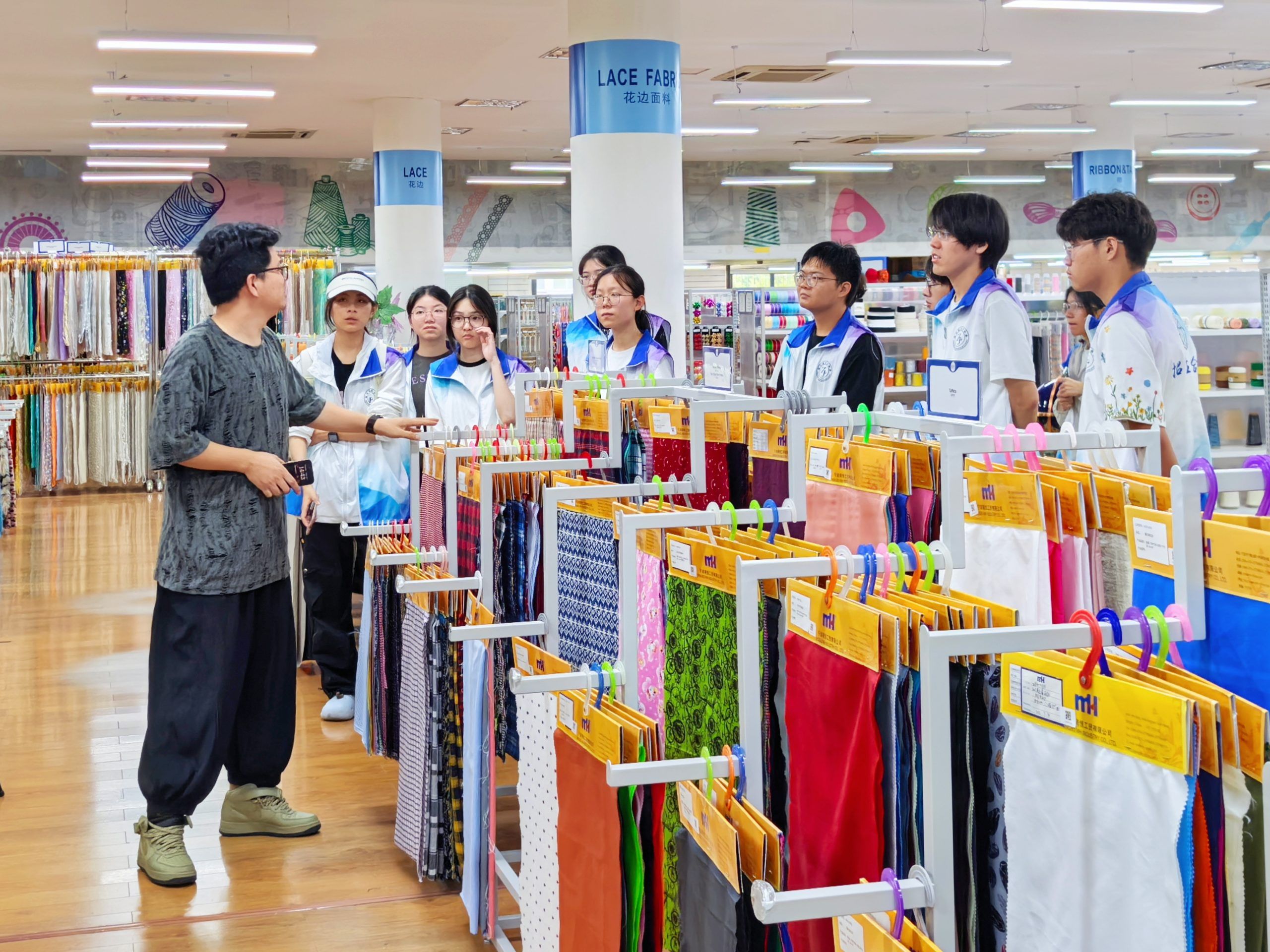 深化校企交流 共筑人才基石 | 浙大寧理師生走訪國貿開展暑期實踐